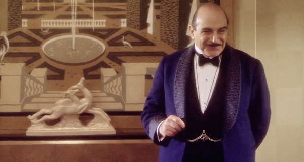 Hercule Poirot en smoking dans son appartement Art Déco
