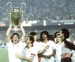 Camp Nou 1989 : Carlo Ancelotti soulève la coupe aux grandes oreilles en compagnie de son capitaine Franco Baresi.
