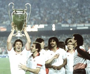 Camp Nou 1989 : Carlo Ancelotti soulève la coupe aux grandes oreilles en compagnie de son capitaine Franco Baresi.