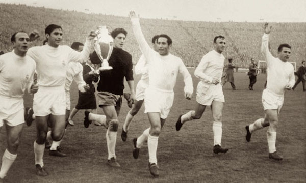 Neckarstadion, Stuttgart 1959 : Di Stéfano, Alonso, Domínguez, Gento, Santamaría et Puskás fêtent leur victoire sur le Stade de Reims en finale de Ligue des Champions.