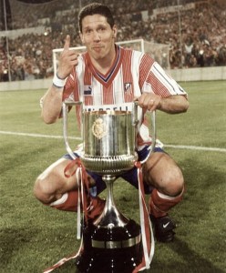 El Cholo avec la Copa del Rey fraîchement remportée lors du fameux doublé de 1996.