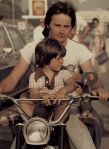 Gilles Villeneuve en moto avec son fils