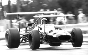 Jack Brabham a été l'un des grands instigateurs du double aileron à la fin des années 60, même si ce procédé fut par la suite interdit, car trop dangereux.
