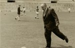 Le légendaire président du Real Madrid Santiago Bernabéu, tâtonnant le cuir durant un entraînement.