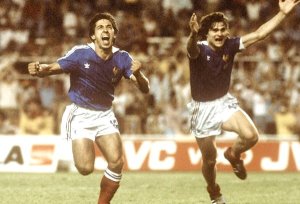 Alain Giresse et Didier Six fêtent le troisième but français.