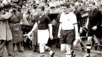 Ferenc Puskás et Fritz Walter entrent sur la pelouse pour la finale de la Coupe du Monde 1954.