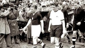 Ferenc Puskás et Fritz Walter entrent sur la pelouse pour la finale de la Coupe du Monde 1954.