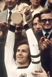 Franz Beckenbauer brandit fièrement la plus belle des coupes.