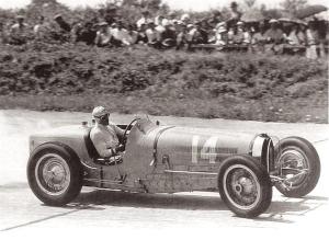 Tazio Nuvolari à bord d'une Bugatti 59 Grand Prix