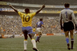 Pelé en joie devant Dino Zoff.