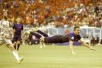 Tête plongeante de Robin van Persie, sous les yeux de Sergio Ramos et d'Arjen Robben