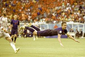 Tête plongeante de Robin van Persie, sous les yeux de Sergio Ramos et d'Arjen Robben