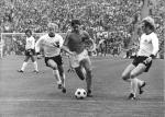 Berti Vogts observe Johan Cruyff dribbler avec réussite Uli Hoeness.