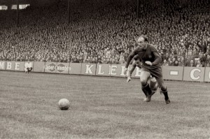 Alfredo Di Stéfano qui dribble.