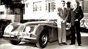 Clark Gable et sa Jaguar XK 120 en présence de William Lyons