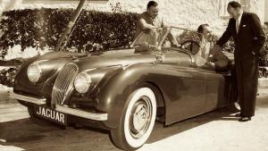 Randolf Scott et sa Jaguar XK 120 noire