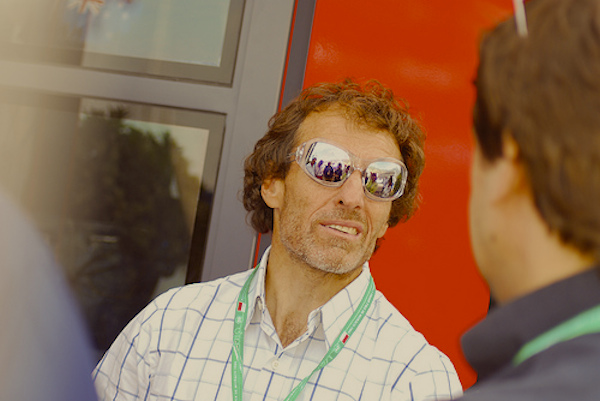 Andrea de Cesaris et ses lunettes originales