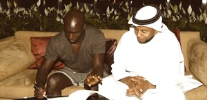 Issiar Dia signant son contrat avec le Lekhwiya SC