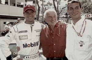 Jean-Pierre Beltoise entouré de ses deux fils, Anthony et Julien, devenus pilotes également.