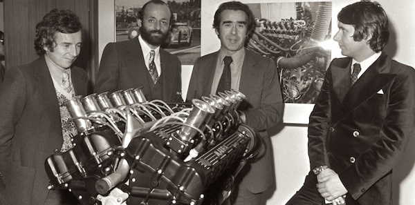 Jean-Pierre Beltoise, Henri Pescarolo, Jean-Luc Lagardère et Jean-Pierre Jarier entourent le tout nouveau moteur V12 Matra.