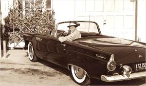 Frank Sinatra à bord de sa Ford Thunderbird en 1955.