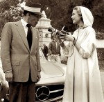 Frank Sinatra et Grace Kelly devant une Mercedes 190 SL lors du tournage de "Haute Société" en 1956.