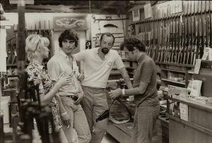 Jean-Pierre Beltoise et son entourage : Jacqueline sa femme et soeur de François Cevert et Henri Pescarolo au centre.