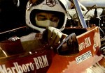 Jean-Pierre Beltoise en plein réglage à bord de sa BRM P160, en 1972.