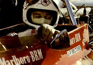 Jean-Pierre Beltoise en plein réglage à bord de sa BRM P160, en 1972.