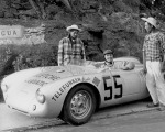 Hans Hermann entouré d'autochtones lors de la Carrera Panamericana 1954, épreuve durant laquelle il termina à la troisième place.