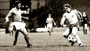 Oleg Blokhine perd son duel face à Christian Lopez. Le tournant de ce quart de finale retour de la Coupe des Clubs Champions 1976