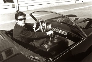 Alain Delon à bord de la fameuse Ferrari 250 GT Spider California, qui fut rachetée par Roger Baillon