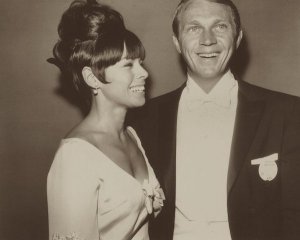 Neile Adams et Steve McQueen lors d'une soirée