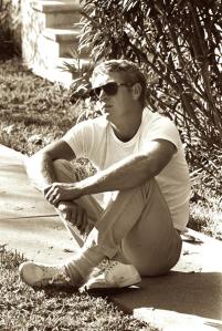 Steve McQueen ou le sacre du style basique, savamment agrémenté de ses Persol 714