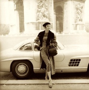 Anne Saint Marie posant devant sa Mercedes-Benz 300 SL Gullwing