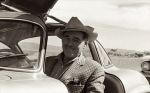 L'acteur Clark Gable aux commandes de son bolide étoilé