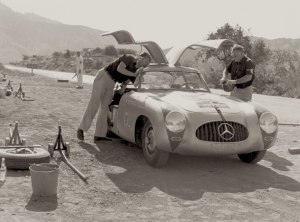 Hans Klenk et Karl Kling pendant la Carrera Panamericana de 1952 qu'ils ont remporté à bord de cette Mercedes-Benz SL W194