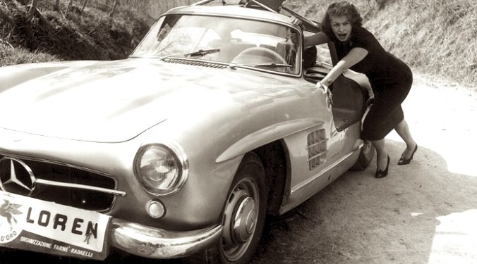 Sophia Loren et sa Mercedes-Benz 300 SL Gullwing font le show à l'occasion du Rally del Cinema de 1955