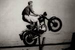Steve McQueen, doublé par Bud Ekins dans la fameuse scène du saut dans La Grande Evasion