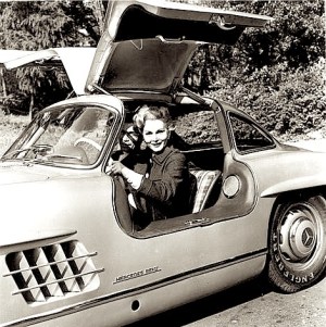 Zsa Zsa Gábor et sa Mercedes-Benz 300 SL Gulllwing