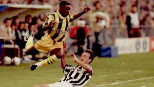 Claude Makélélé taclé par Didier Deschamps lors de la demi-finale de Ligue des Champions 1996 opposant la Juventus au FC Nantes.