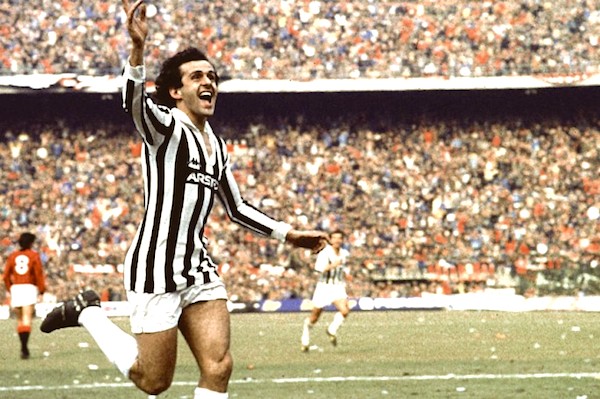 Michel Platini exultant après avoir inscrit un but. Une scène régulière pour les juventini.