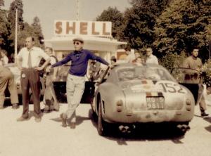 Le belge Olivier Gendebien aux côtés de sa Ferrari 250 GT SWB Berlinetta lors du Tour de France Auto 1960.