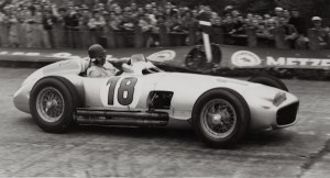 Juan Manuel Fangio à bord de sa Mercedes-Benz W 196 non-carénée en 1954.