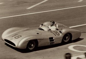 Juan Manuel Fangio à bord de sa Mercedes-Benz W 196 carénée en 1954.