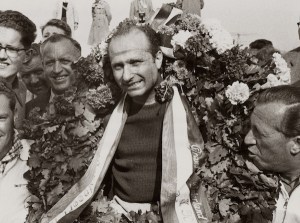 Juan Manuel Fangio auréolé d'une couronne, une image très répandue dans les années 50. En 53 courses disputées, l'argentin en a remportées 24. Un ratio extraordinaire de 47%, jamais approché depuis.