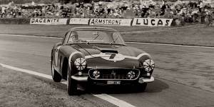 Stirling Moss au volant de sa Ferrari 250 GT SWB Berlinetta en 1960.