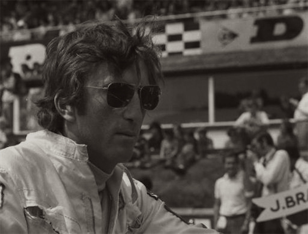 Inséparable de ses Ray Ban Caravan