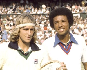 Björn Borg et Arthur Ashe en 1/4 de finale du tournoi de Wimbledon 1975.