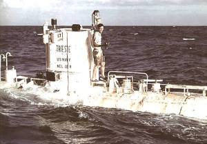 Jacques Piccard sur son Bathyscaphe Trieste en 1960.